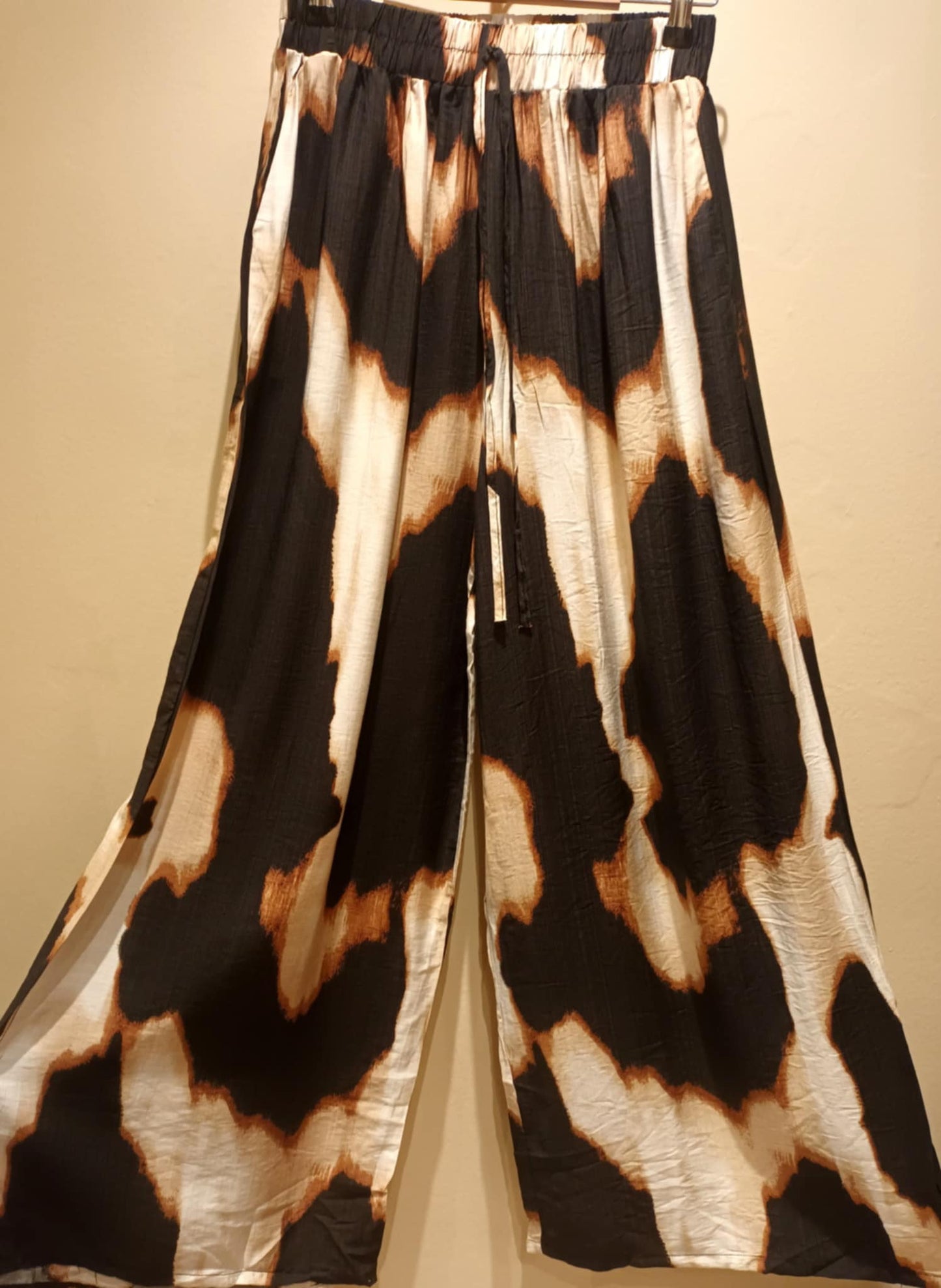 EL 'MUSTIQUE', UN TRAJE DE PANTALÓN DE DOS PIEZAS DE AJUSTE RELAJADO, CHIC Y ELEGANTE, CON BOTONES DELANTEROS