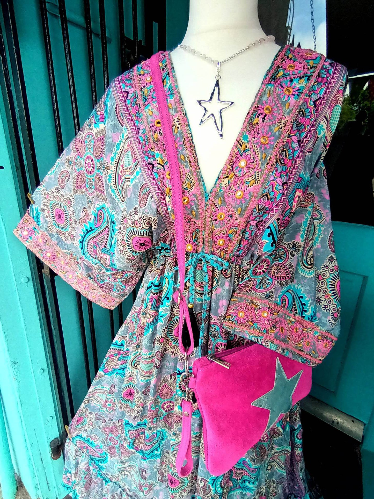 VESTIDO 'MUSTIQUE' 100 % SEDA VINTAGE ESTILO AÑOS 70 CON ESTAMPADO PAISLEY Y BAJO BORDADO CON ONDULACIONES AZUL CIELO/ROSA