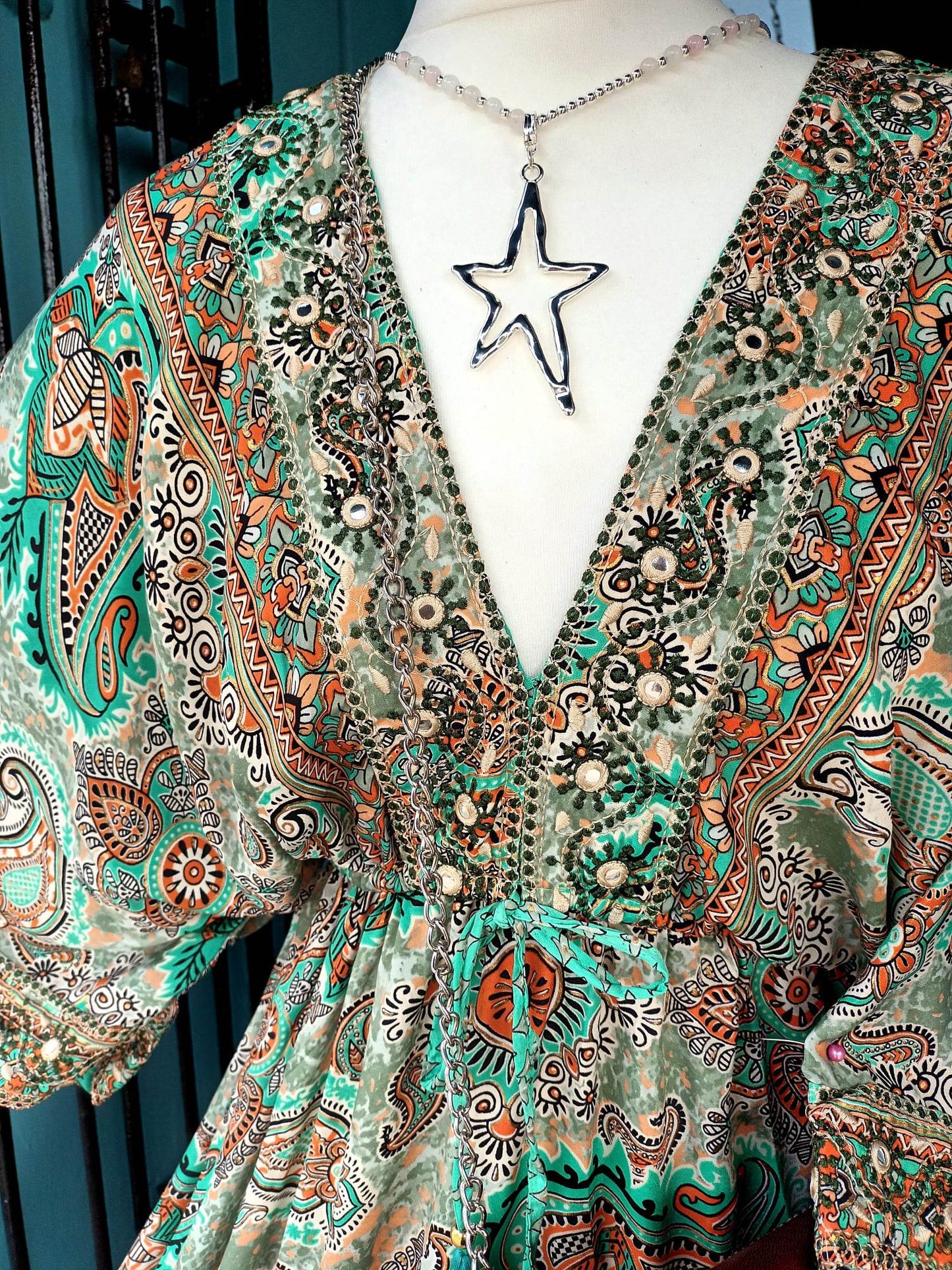 VESTIDO 'MUSTIQUE' 100 % SEDA VINTAGE ESTILO AÑOS 70 CON ESTAMPADO PAISLEY Y BAJO BORDADO ONDULADO EN COLOR VERDE/TERRACOTA