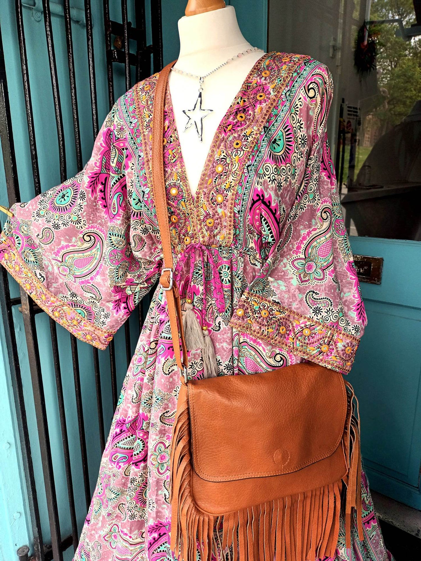 VESTIDO 'MUSTIQUE' 100 % SEDA VINTAGE ESTILO AÑOS 70 CON ESTAMPADO PAISLEY Y BAJO BORDADO ONDULADO EN COLOR FUCSIA/AGUA