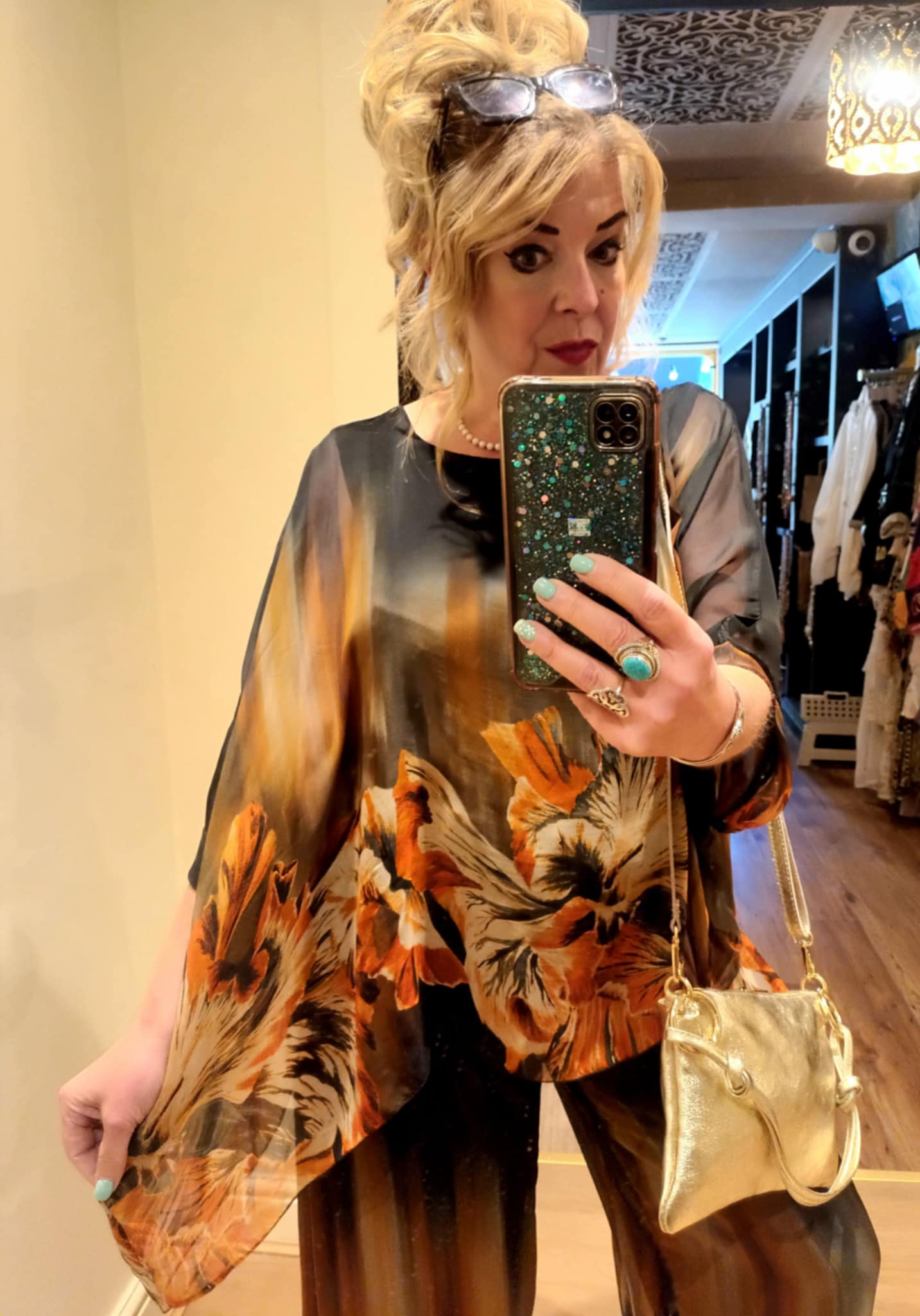 EL TRAJES DE PANTALÓN 'PHOENIX' DE LUJO EN MEZCLA DE SEDA NEGRO CON UN ESTAMPADO FLORAL LLAMATIVO