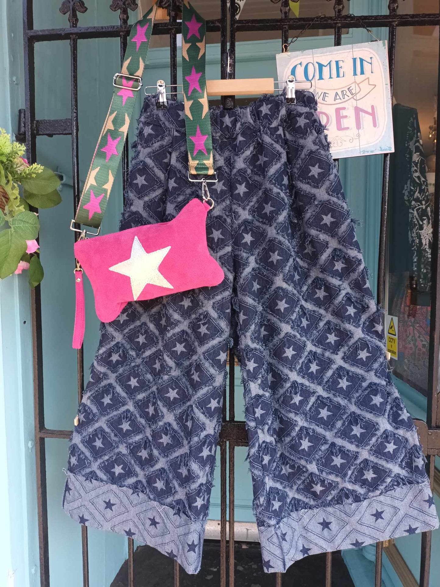 THE 'URBAN STAR' TEXTURED DENIM STAR DESIGN WIDE LEGGED JEANS WITH STRETCH WAIST