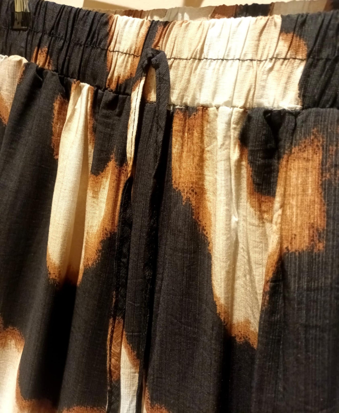 EL 'MUSTIQUE', UN TRAJE DE PANTALÓN DE DOS PIEZAS DE AJUSTE RELAJADO, CHIC Y ELEGANTE, CON BOTONES DELANTEROS
