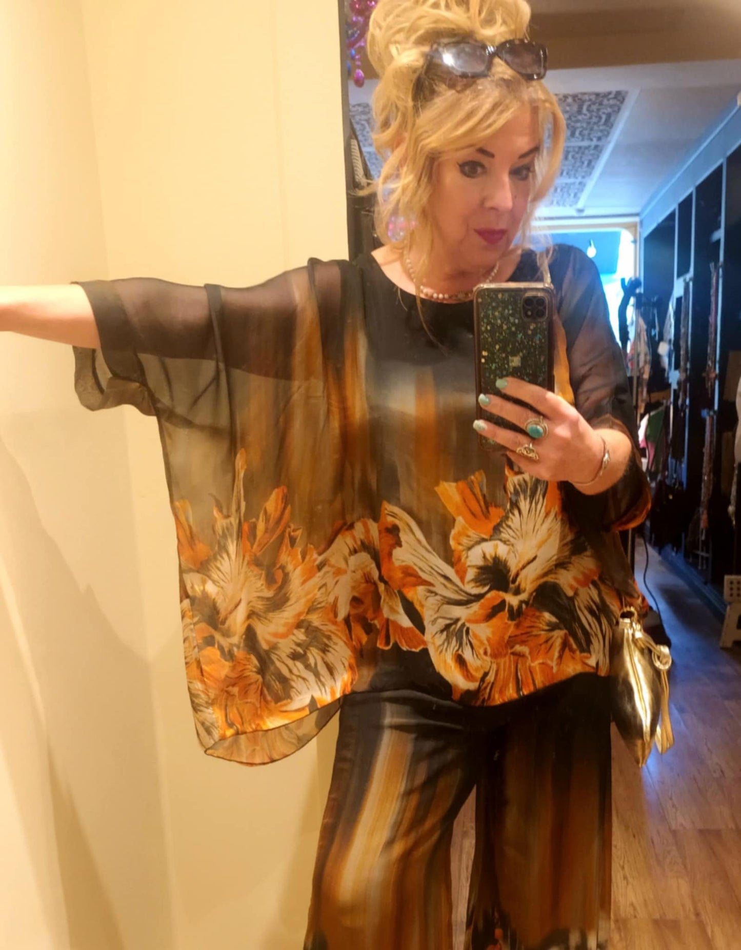 EL TRAJES DE PANTALÓN 'PHOENIX' DE LUJO EN MEZCLA DE SEDA NEGRO CON UN ESTAMPADO FLORAL LLAMATIVO
