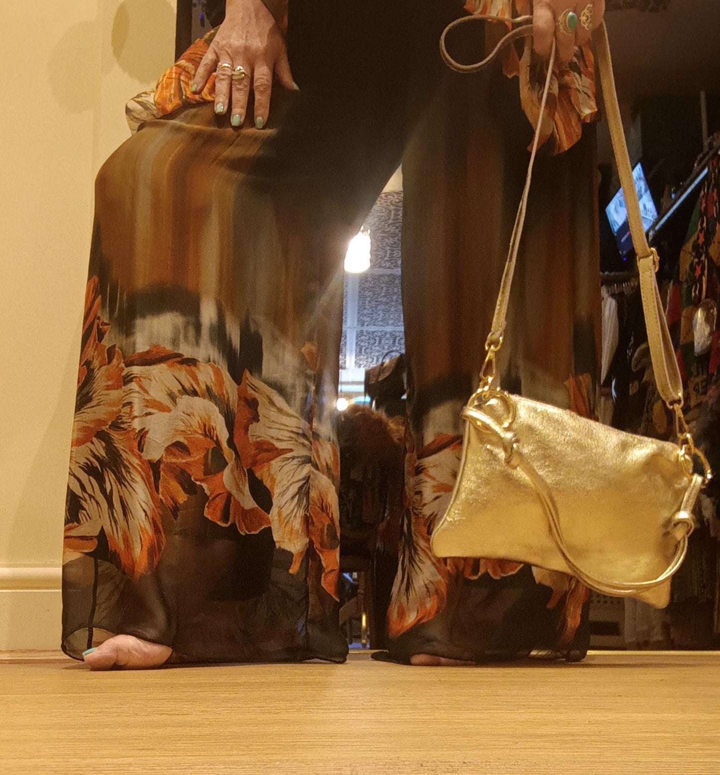 EL TRAJES DE PANTALÓN 'PHOENIX' DE LUJO EN MEZCLA DE SEDA NEGRO CON UN ESTAMPADO FLORAL LLAMATIVO