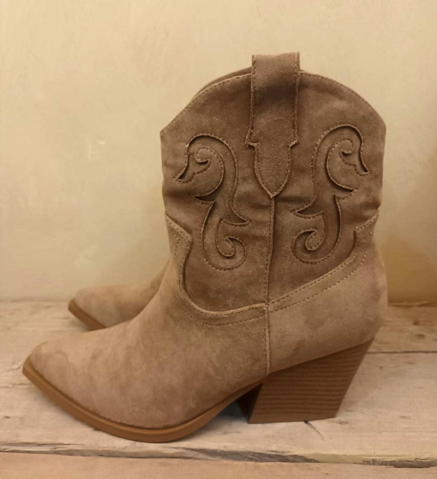 THE 'COLORADO' ULTRA COMFORT WESTERN STYLE EMBELLISHED BOOT IN NEUTRAL TAUPE