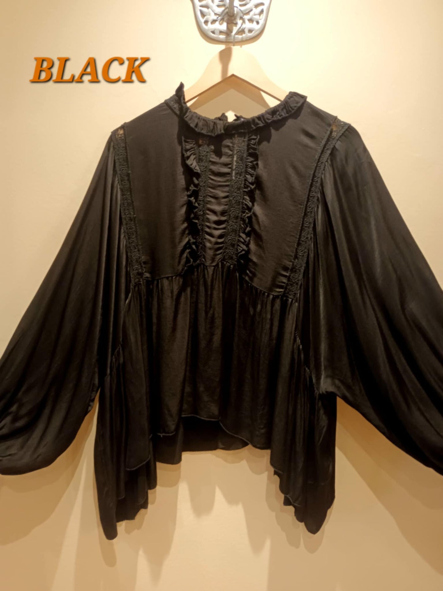 EL IMPRESIONANTE TOP DE MURCIÉLAGO ESTILO VINTAGE 'ANNIE' CON VOLANTES Y DETALLES DE ENCAJE EN CINCO COLORES A elegir