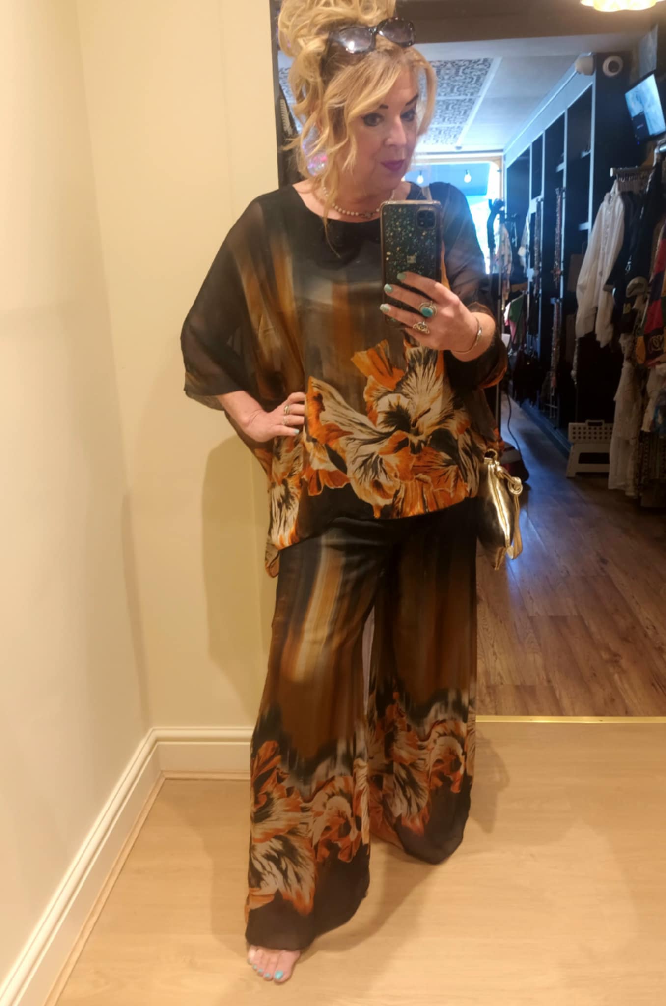 EL TRAJES DE PANTALÓN 'PHOENIX' DE LUJO EN MEZCLA DE SEDA NEGRO CON UN ESTAMPADO FLORAL LLAMATIVO