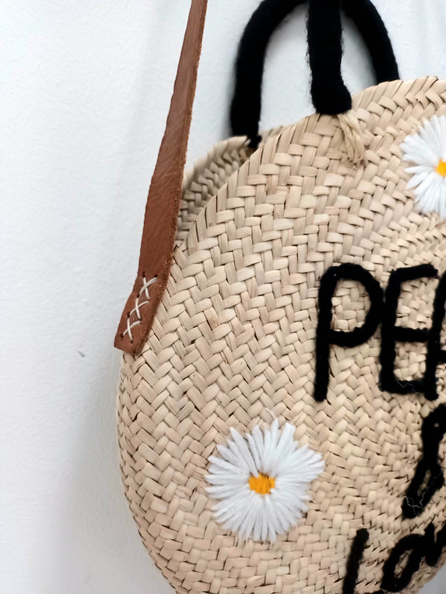 BOLSO DE PAJA TEJIDA CON ASAS DE CUERO DE LA COLECCIÓN MARRAKECH 'PEACE, LOVE & DAISIES'