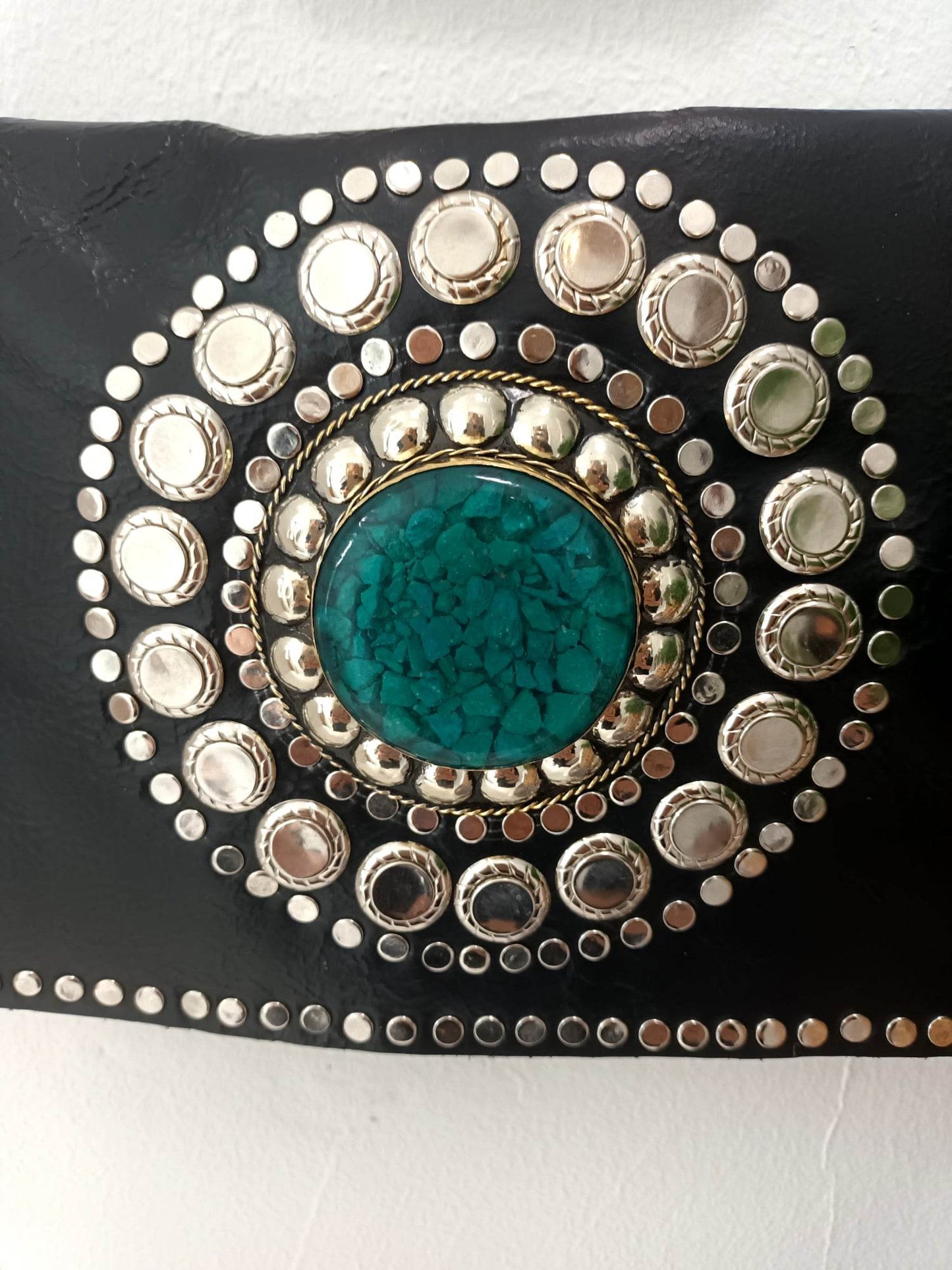 BOLSO 'SALMA' MARRAKECH 100% CUERO CON TACHUELAS Y PIEDRA AGUAMARINA EN LA PARTE DELANTERA