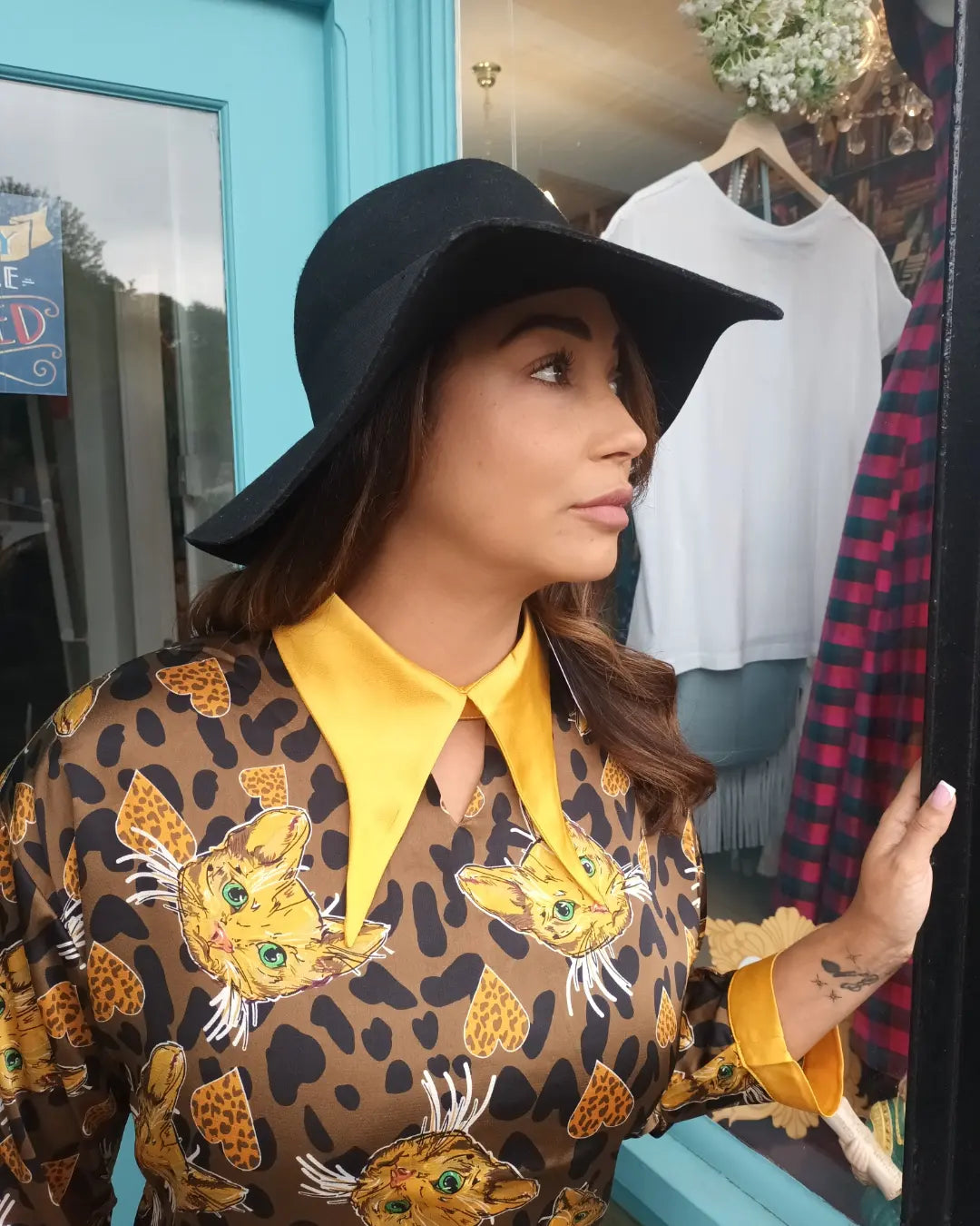 'PUSSY GALORE' VINTAGE 70'S STYLE POINTED COLLAR LONG LENGTH SHIRT