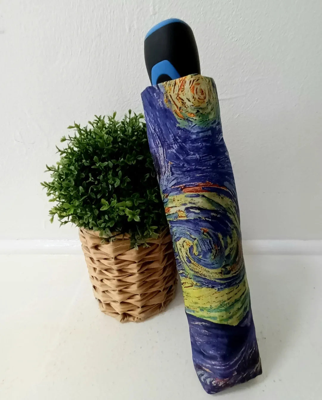 VAN GOGH STARRY NIGHT VIBRANT STURDY TELESCOPIC UMBRELLA