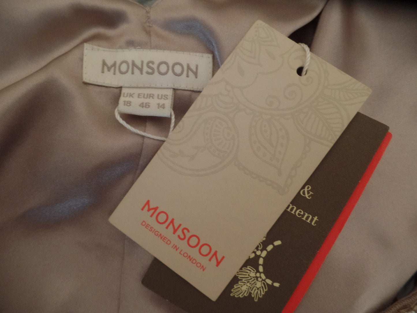 Vestido Monsoon de encaje bordado color piel con adornos de perlas, talla 18