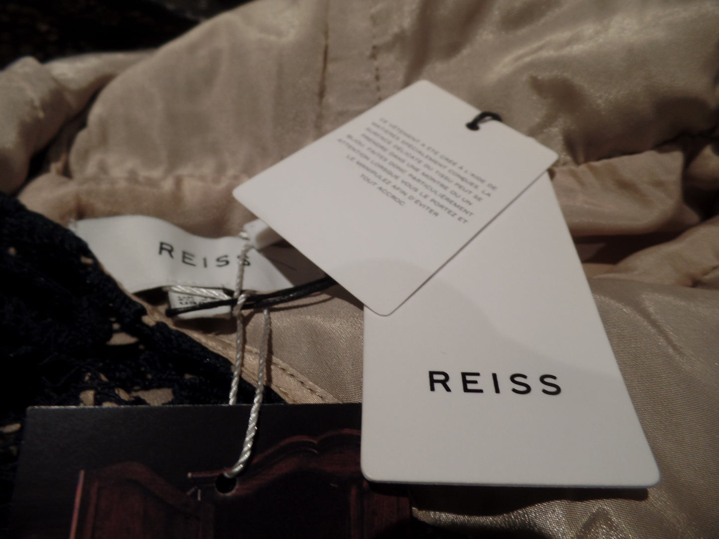 Vestido de encaje esculpido azul medianoche con dobladillo con vuelo de Reiss talla 12 ¡PVP £250!