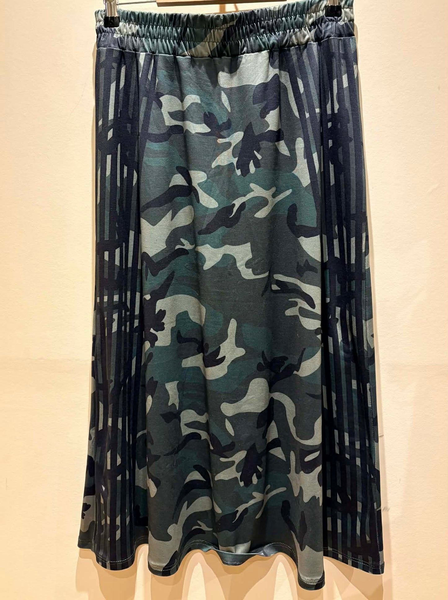 THE 'SPORTY CAMO' URBAN STYLE CAMO PRINT SKIRT WITH SIDE STRIPES AND STRETCH WAIST
