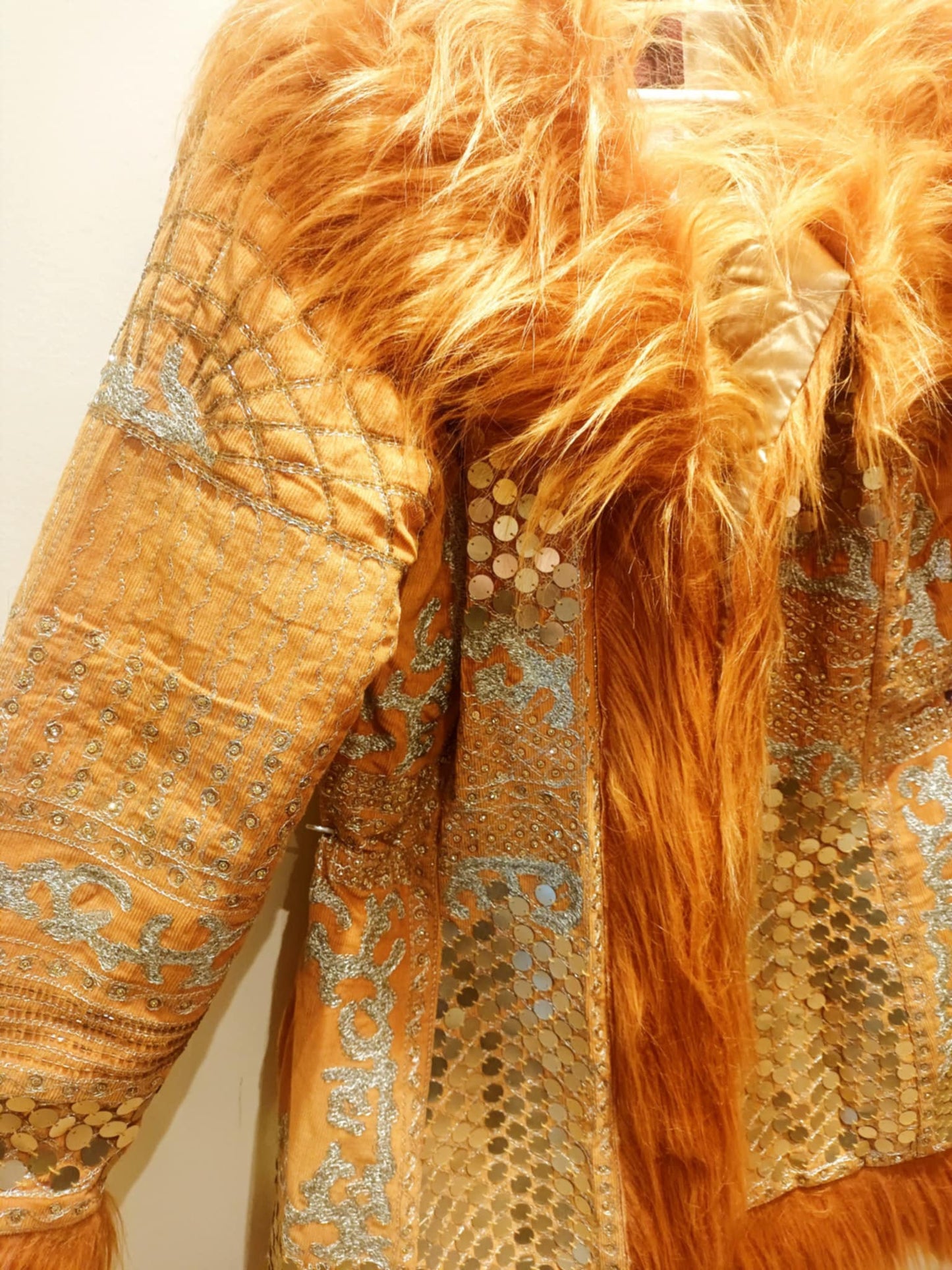 EL IMPRESIONANTE ABRIGO AFGANO DE PIEL SINTÉTICA ESTILO AÑOS 70 EN COLOR AZAFRÁN, DE NUESTRA EXCLUSIVA GAMA ESPAÑOLA