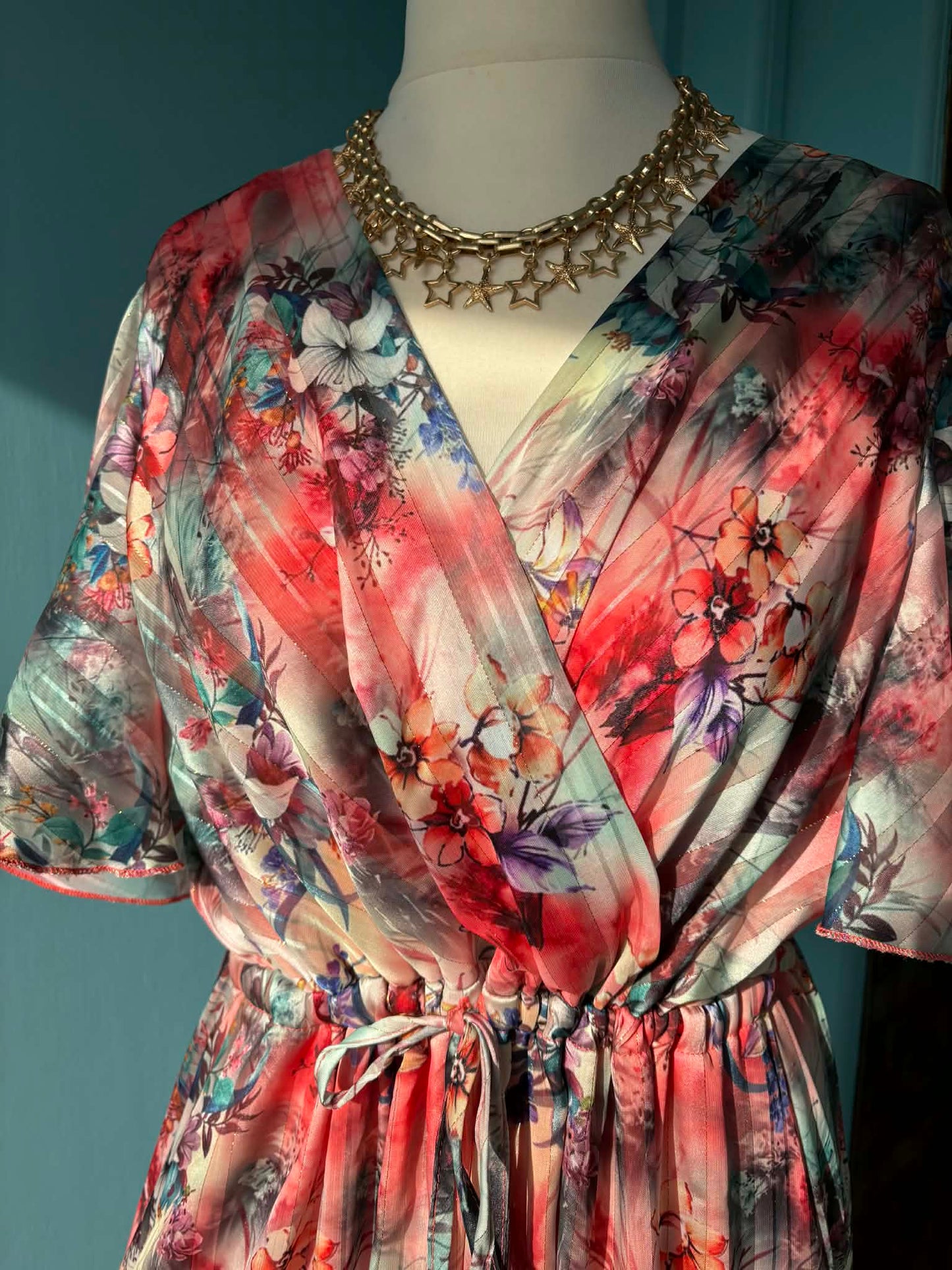 'ELEANOR' FABULOUSLY FLATTERING ANGEL SLEEVE 'MAGIC DRESS' IN CORAL AND MULTI