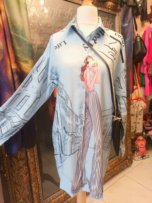THE 'CITY GIRL' PICTURE PRINT 'GIRL IN THE CITY' BUTTON FRONT SHIRT IN PALE BLUE OR CORAL