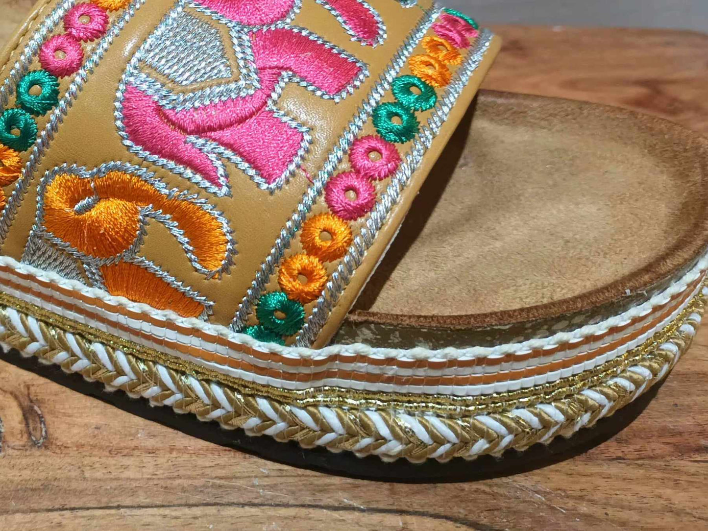 'BOHO BABE' BEAUTIFUL ETHNIC INSPIRED RICHLY EMBROIDERED INDIAN ELEPHANT PATTERN SLIDERS TAN