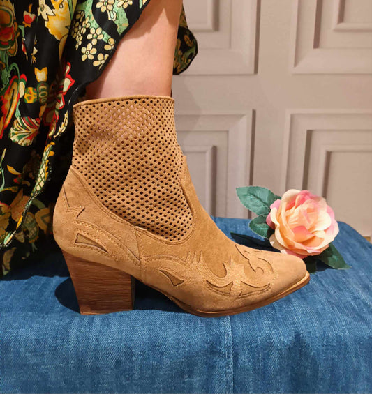 'DESERT STAR' BEAUTIFUL CLASSIC TAN SUPERSOFT FEEL FLEXI SOLE EMBELLISHED COWBOY BOOTS WITH WOODEN CUBAN HEEL