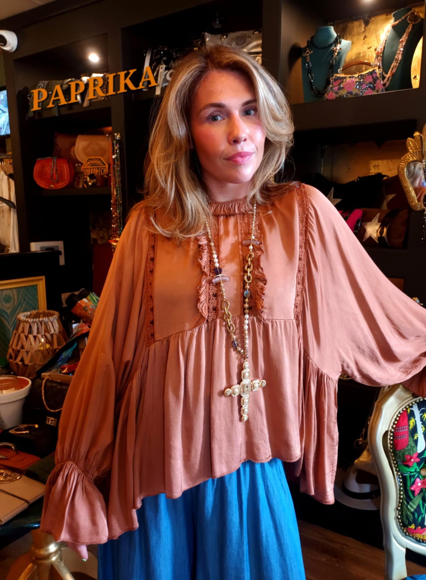 EL IMPRESIONANTE TOP DE MURCIÉLAGO ESTILO VINTAGE 'ANNIE' CON VOLANTES Y DETALLES DE ENCAJE EN CINCO COLORES A elegir