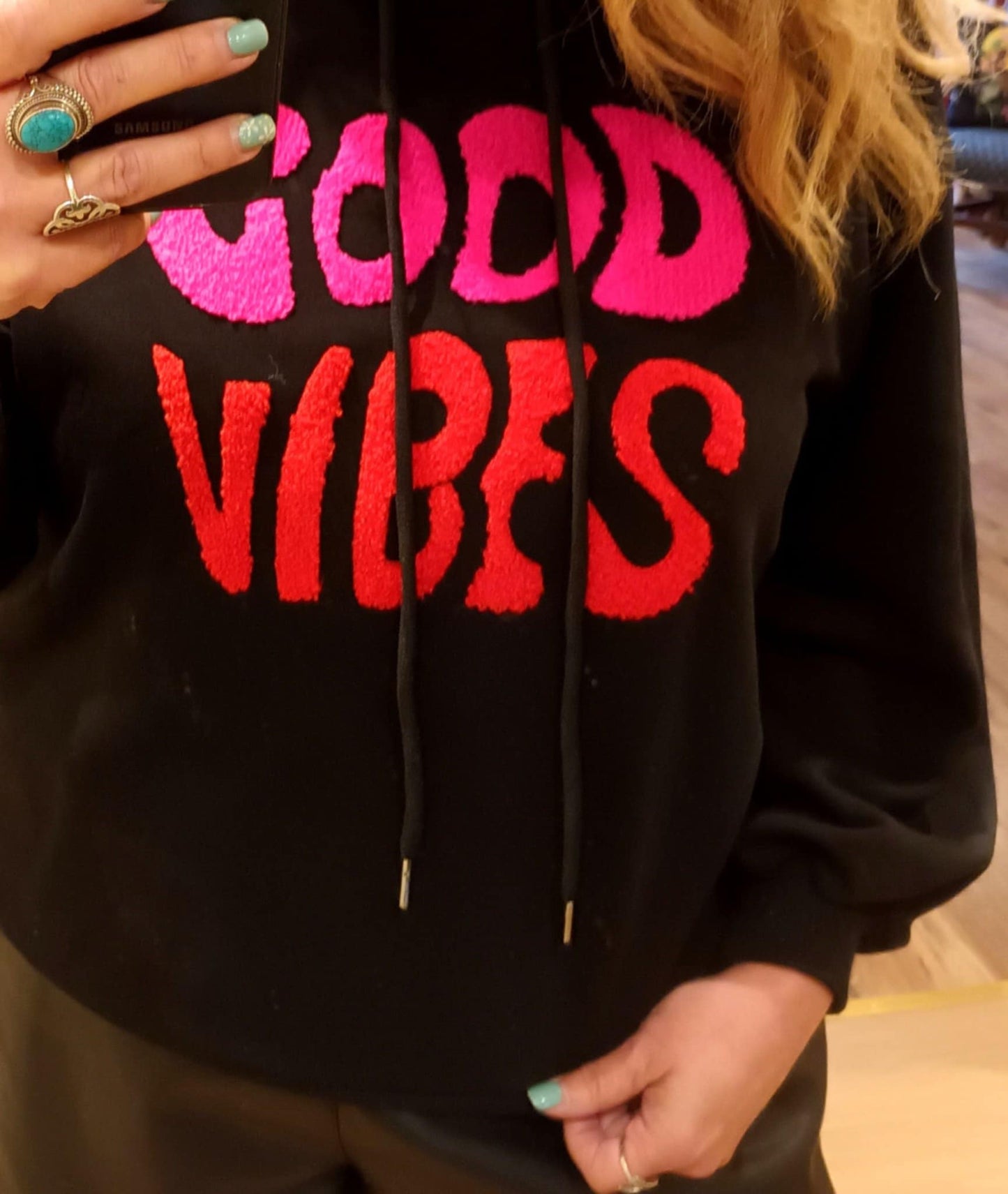 SUDADERA CON CAPUCHA ACOGEDORA 'GOOD VIBES' EN NEGRO CON DETALLES EN ROSA FUERTE Y ROJO