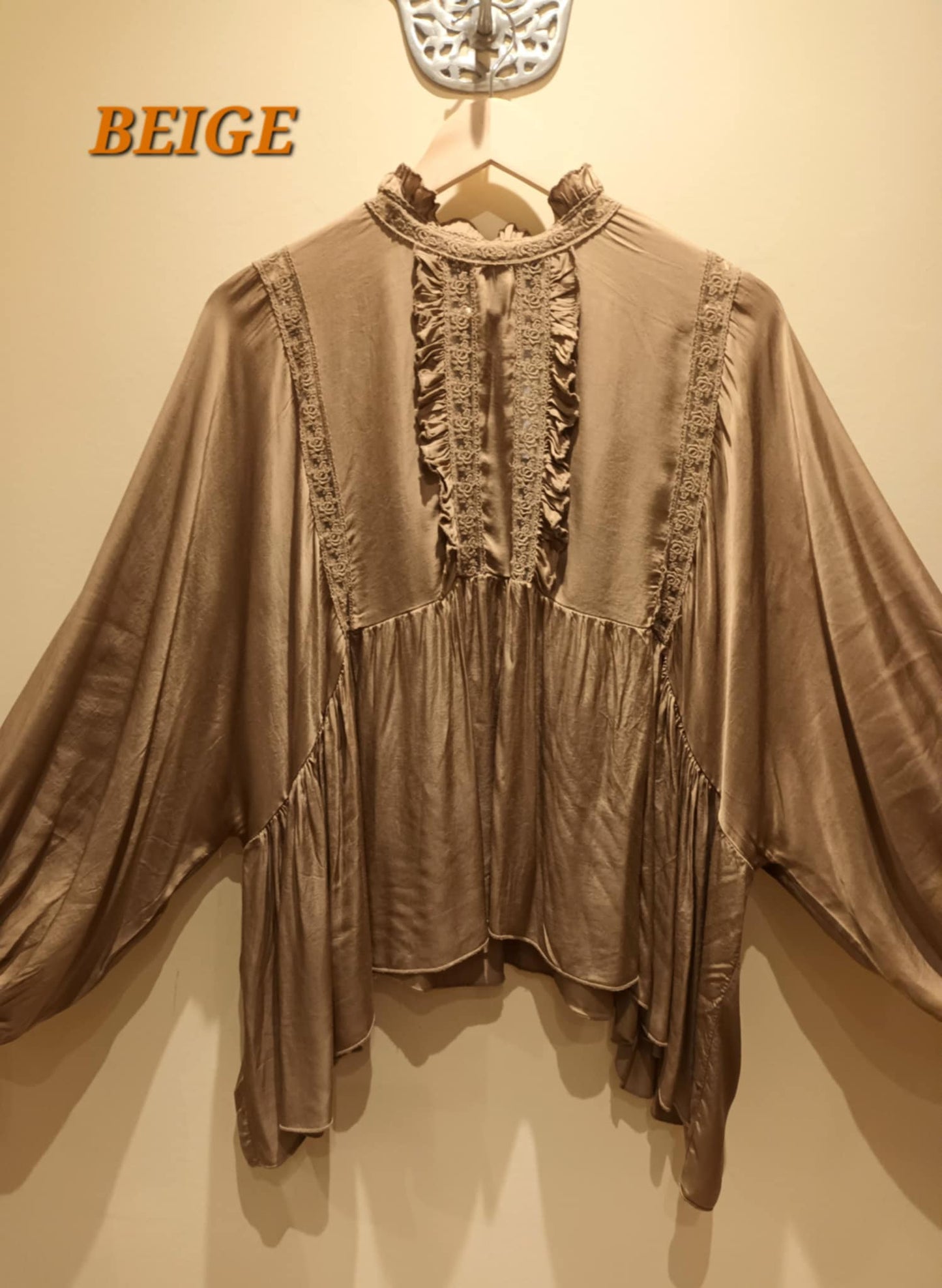 EL IMPRESIONANTE TOP DE MURCIÉLAGO ESTILO VINTAGE 'ANNIE' CON VOLANTES Y DETALLES DE ENCAJE EN CINCO COLORES A elegir