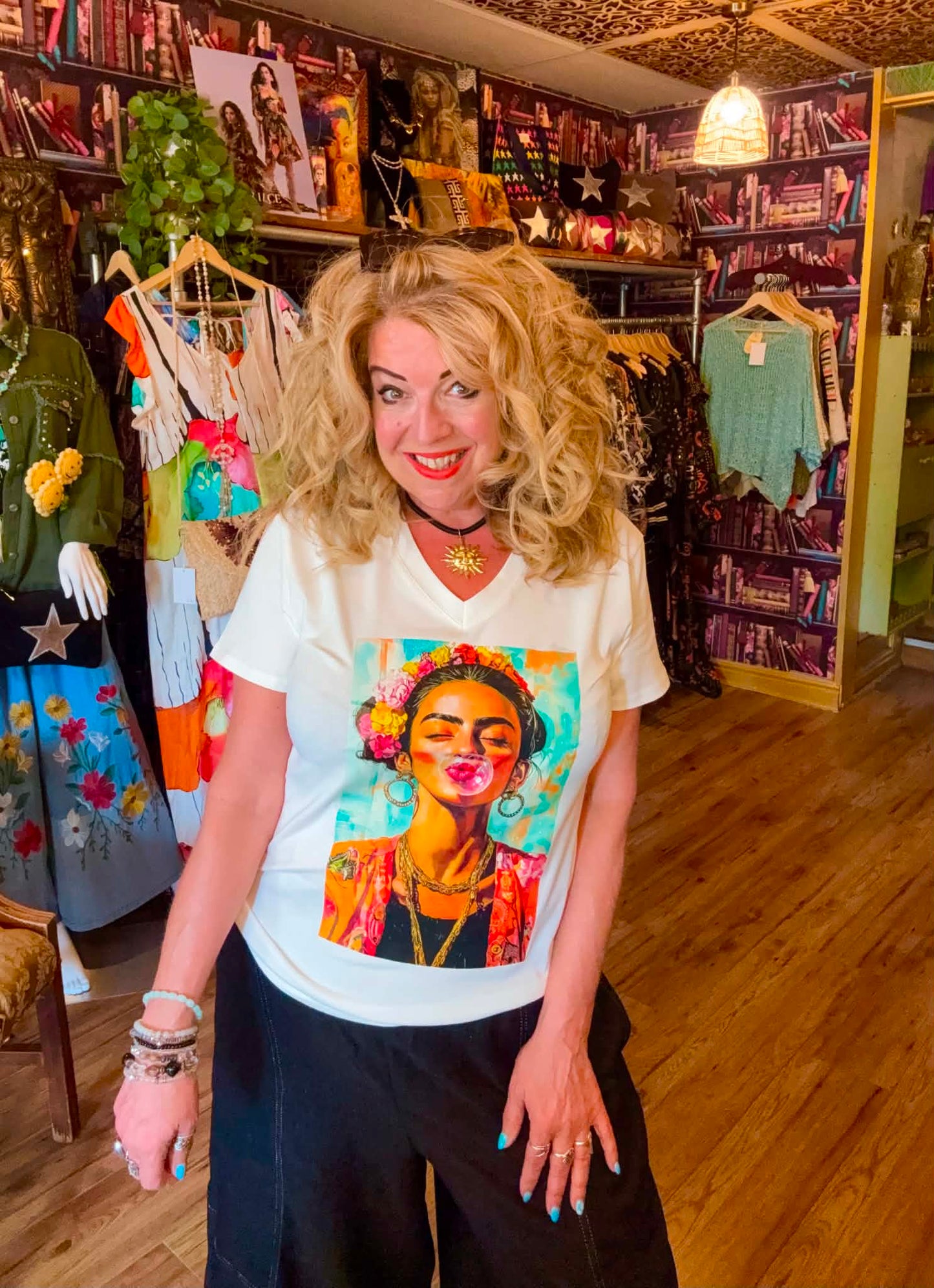 THE 'COOL FRIDA' STATEMENT T SHIRT WITH FRIDA KAHLO MOTIF TO THE FRONT CLASSIC WHITE