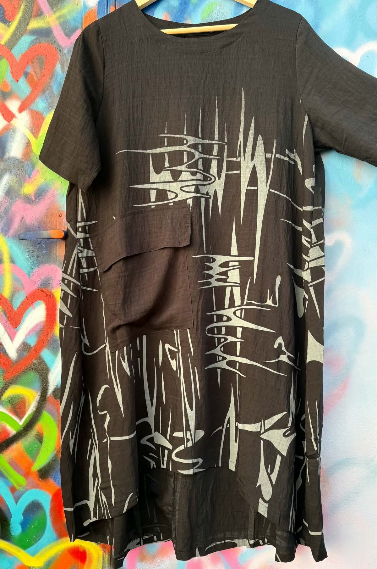 THE 'CAMDEN' URBAN STREET STYLE OVERSIZED POCKET DETAIL ASYMMETRIC HEM ABSTRACT PRINT DRESS