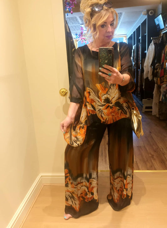EL TRAJES DE PANTALÓN 'PHOENIX' DE LUJO EN MEZCLA DE SEDA NEGRO CON UN ESTAMPADO FLORAL LLAMATIVO
