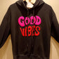 SUDADERA CON CAPUCHA ACOGEDORA 'GOOD VIBES' EN NEGRO CON DETALLES EN ROSA FUERTE Y ROJO