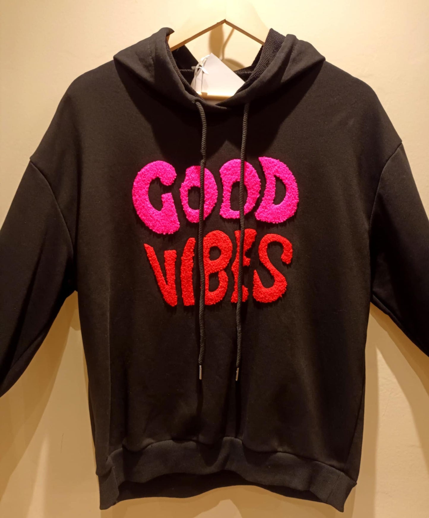 SUDADERA CON CAPUCHA ACOGEDORA 'GOOD VIBES' EN NEGRO CON DETALLES EN ROSA FUERTE Y ROJO