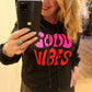 SUDADERA CON CAPUCHA ACOGEDORA 'GOOD VIBES' EN NEGRO CON DETALLES EN ROSA FUERTE Y ROJO