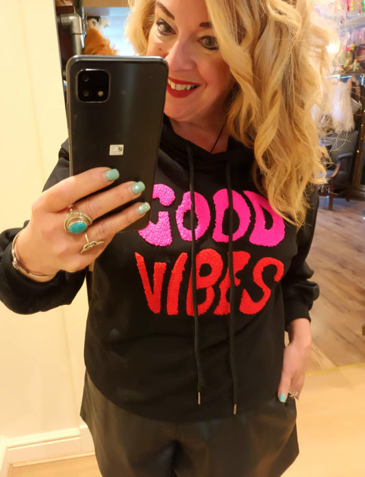 SUDADERA CON CAPUCHA ACOGEDORA 'GOOD VIBES' EN NEGRO CON DETALLES EN ROSA FUERTE Y ROJO