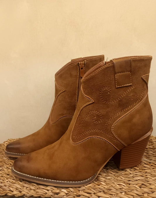 THE 'SAVANNAH' CLASSIC STITCH DETAIL WESTERN STYLE ULTRA COMFORT BOOT IN CHESTNUT BROWN