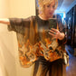 EL TRAJES DE PANTALÓN 'PHOENIX' DE LUJO EN MEZCLA DE SEDA NEGRO CON UN ESTAMPADO FLORAL LLAMATIVO