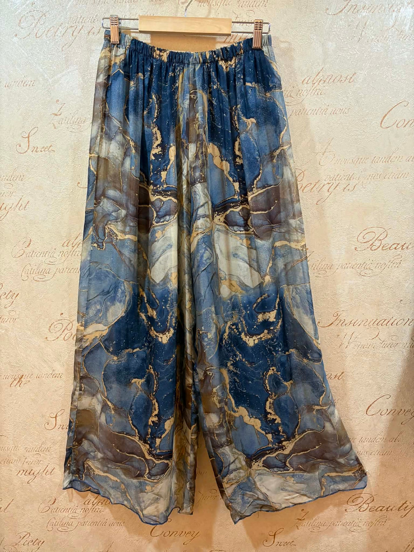 THE 'SIENNA' LUXURIOUS SILK BLEND MARBLE PRINT TWO PIECE FLOATY TROUSER SUIT PINK, KHAKI OR BLUE