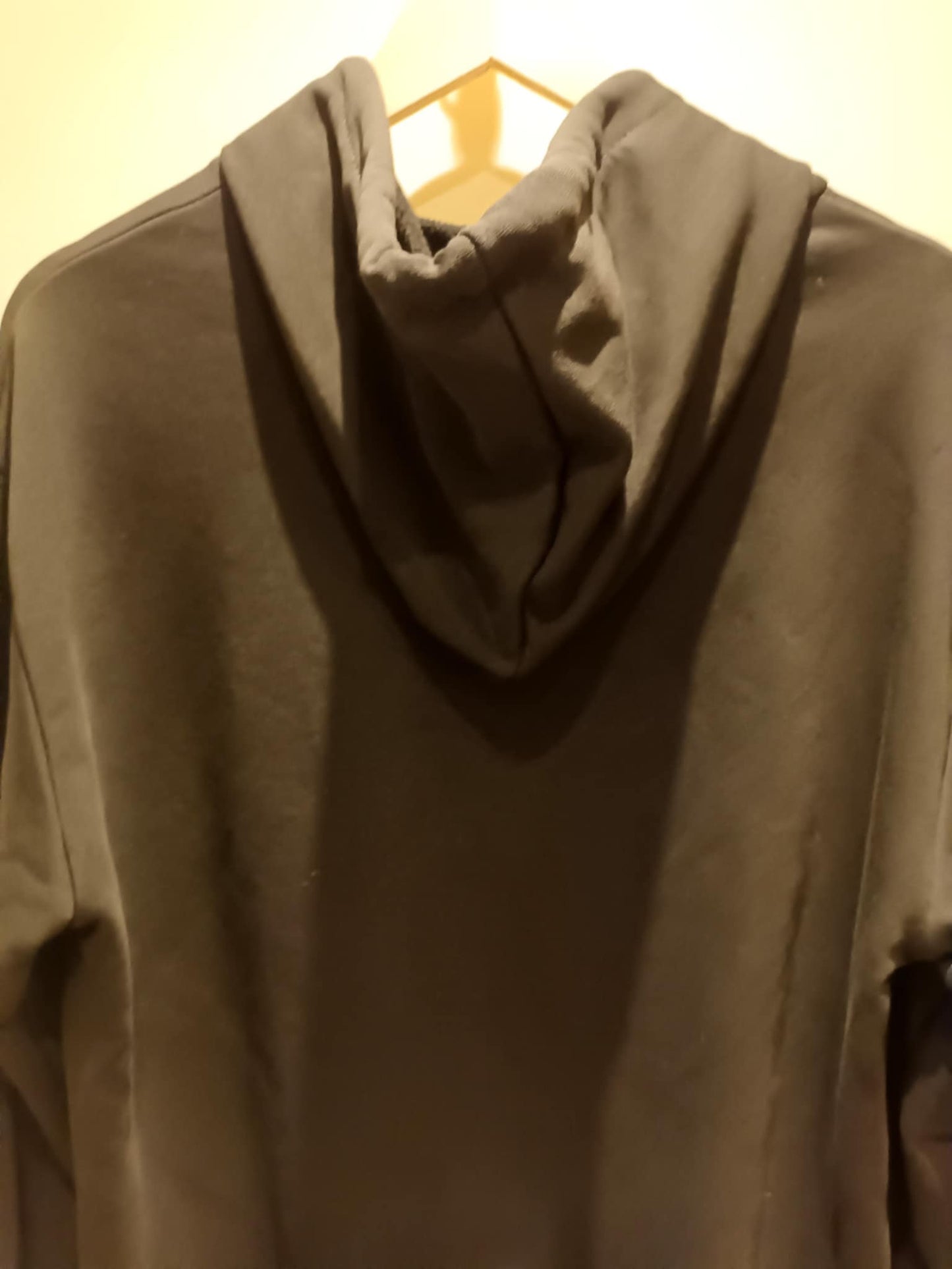 SUDADERA CON CAPUCHA ACOGEDORA 'GOOD VIBES' EN NEGRO CON DETALLES EN ROSA FUERTE Y ROJO