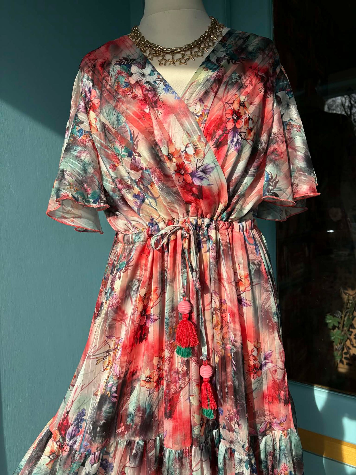 'ELEANOR' FABULOUSLY FLATTERING ANGEL SLEEVE 'MAGIC DRESS' IN CORAL AND MULTI