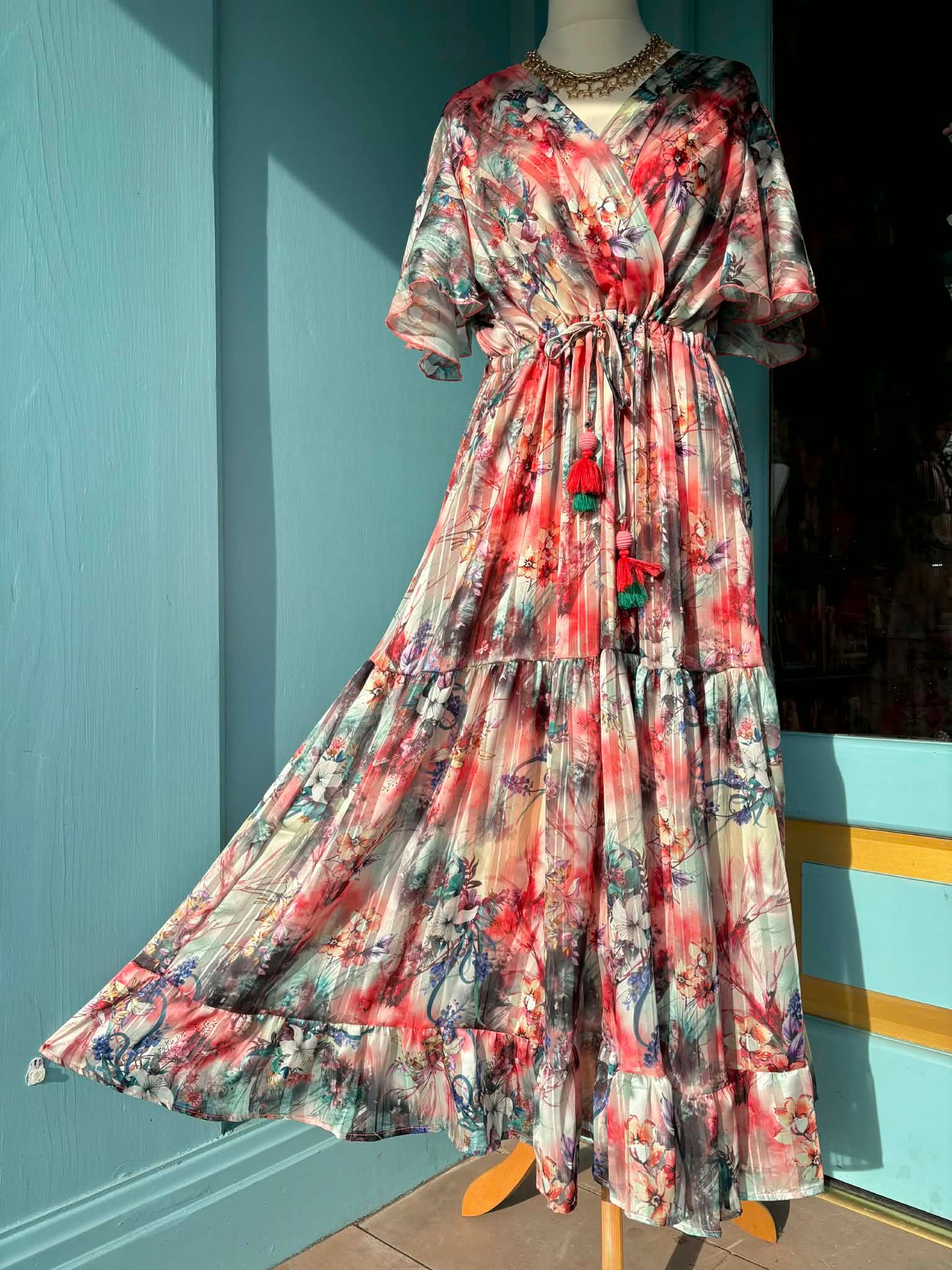 'ELEANOR' FABULOUSLY FLATTERING ANGEL SLEEVE 'MAGIC DRESS' IN CORAL AND MULTI