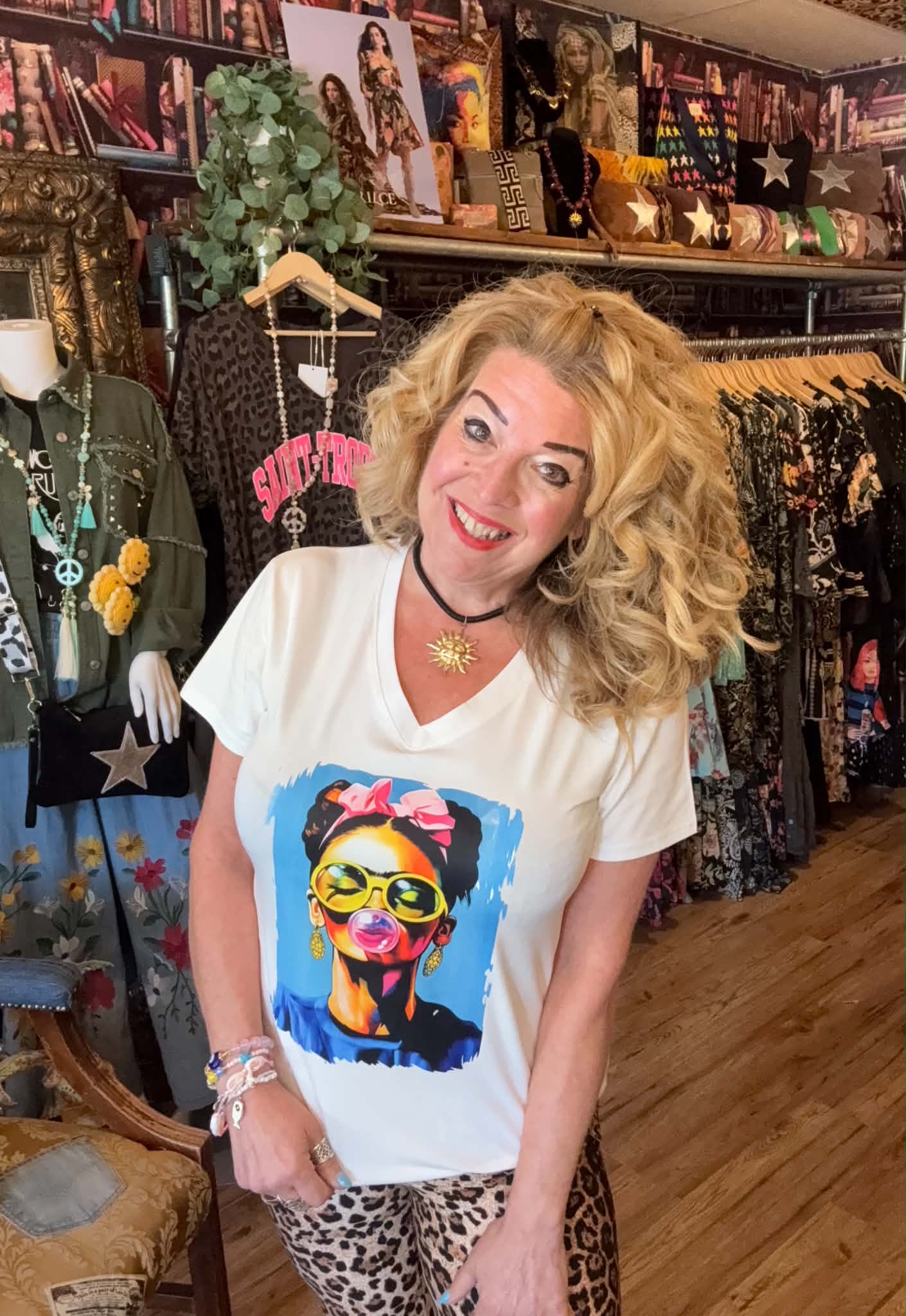 THE 'RETRO FRIDA' STATEMENT T SHIRT WITH FRIDA KAHLO TO THE FRONT CLASSIC WHITE