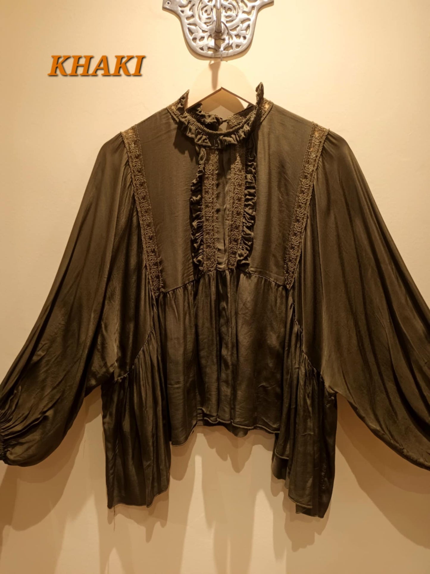 EL IMPRESIONANTE TOP DE MURCIÉLAGO ESTILO VINTAGE 'ANNIE' CON VOLANTES Y DETALLES DE ENCAJE EN CINCO COLORES A elegir