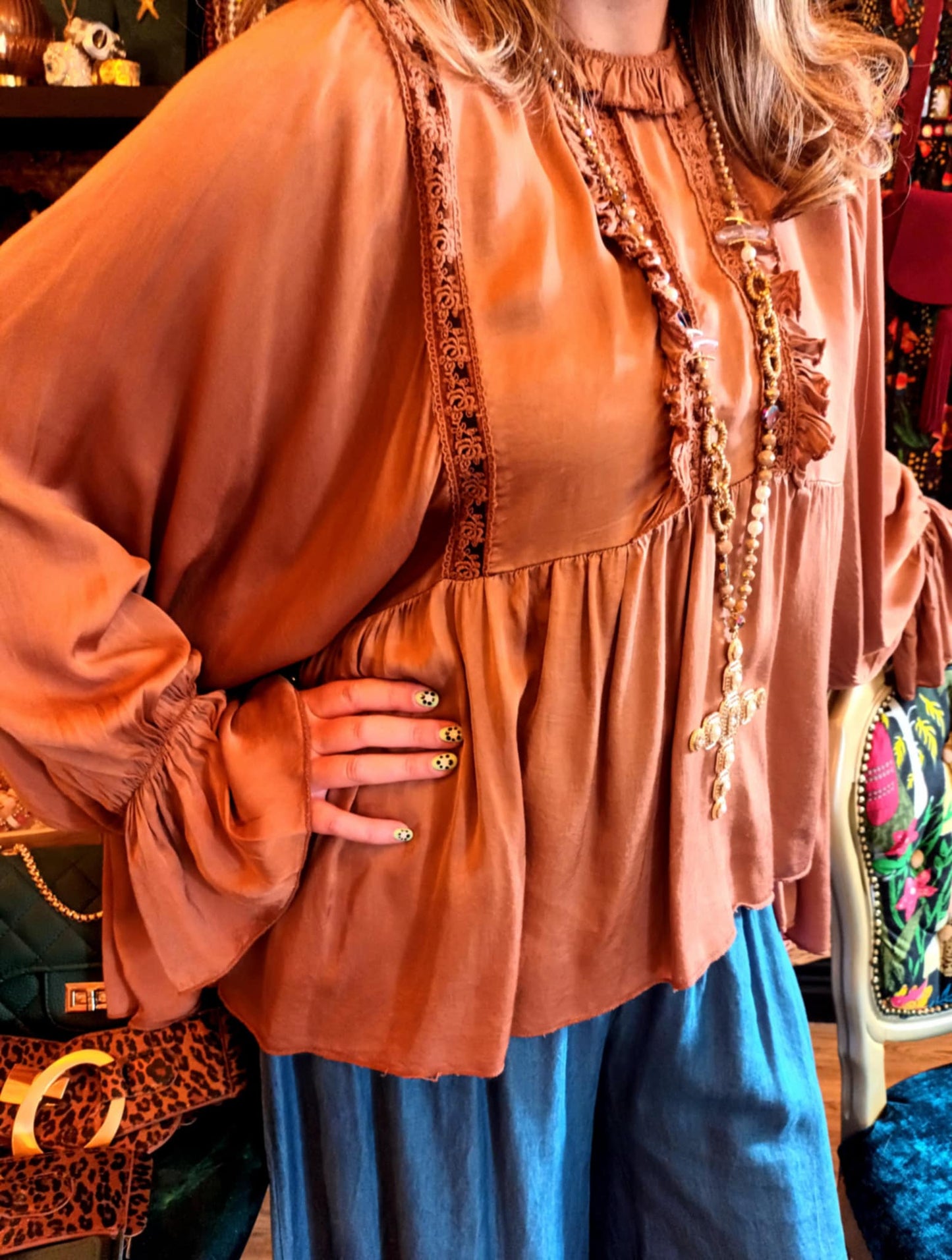 EL IMPRESIONANTE TOP DE MURCIÉLAGO ESTILO VINTAGE 'ANNIE' CON VOLANTES Y DETALLES DE ENCAJE EN CINCO COLORES A elegir