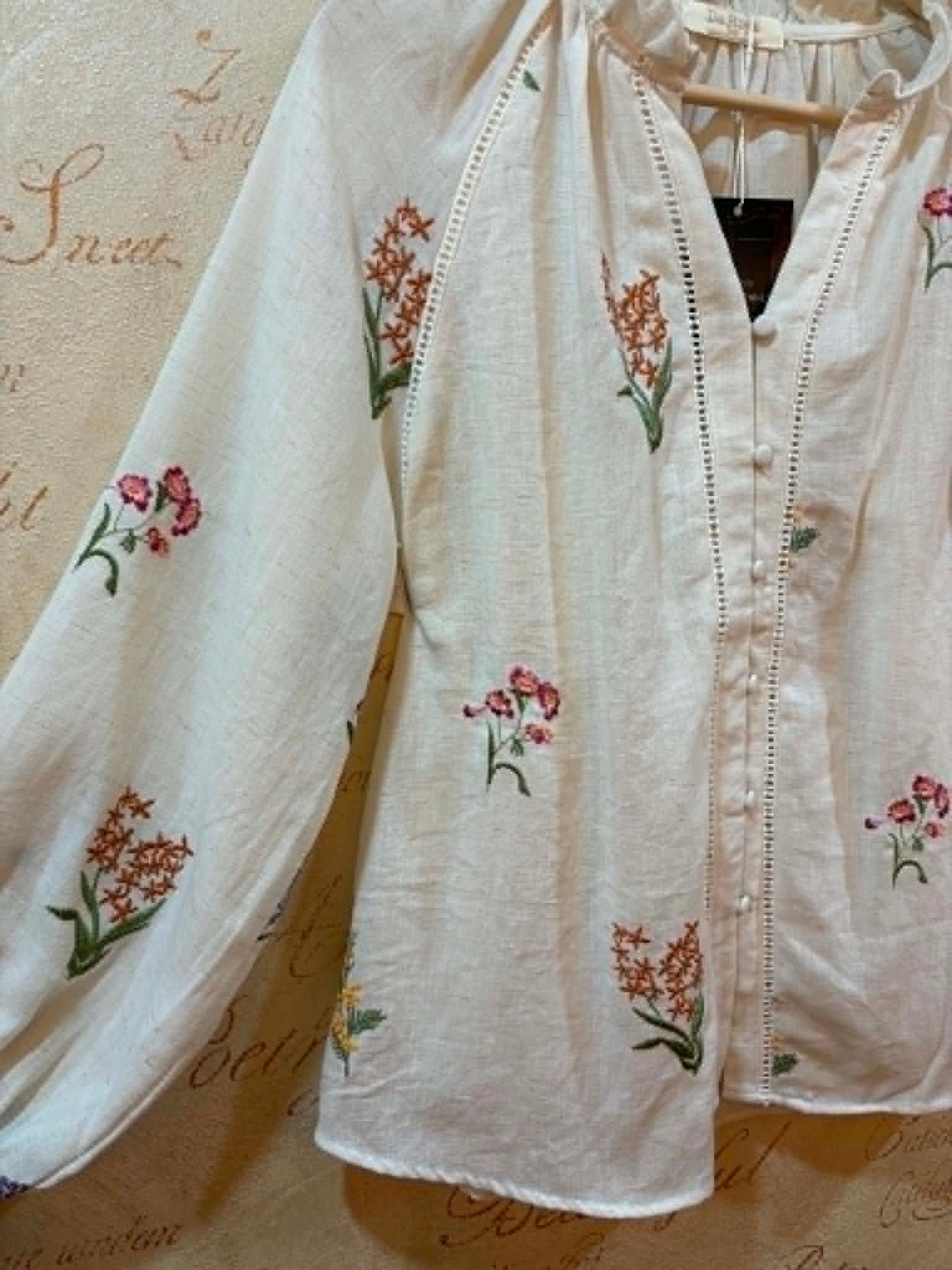 THE 'HERITAGE' BEAUTIFUL LINEN BLEND DELICATELY EMBROIDERED BLOUSE WITH LACE DETAIL