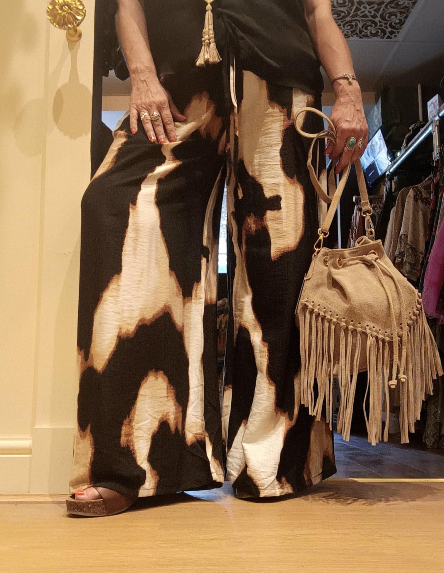 EL 'MUSTIQUE', UN TRAJE DE PANTALÓN DE DOS PIEZAS DE AJUSTE RELAJADO, CHIC Y ELEGANTE, CON BOTONES DELANTEROS
