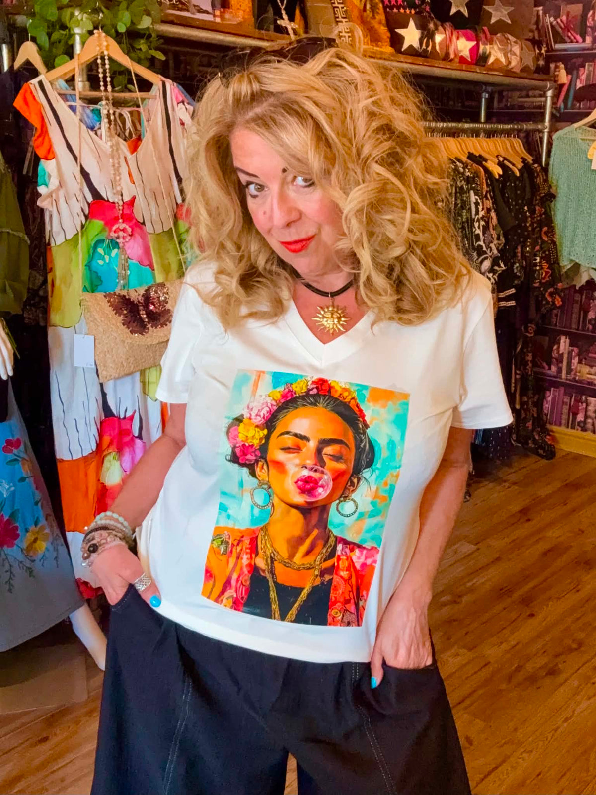 THE 'COOL FRIDA' STATEMENT T SHIRT WITH FRIDA KAHLO MOTIF TO THE FRONT CLASSIC WHITE