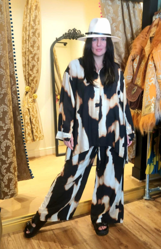 EL 'MUSTIQUE', UN TRAJE DE PANTALÓN DE DOS PIEZAS DE AJUSTE RELAJADO, CHIC Y ELEGANTE, CON BOTONES DELANTEROS