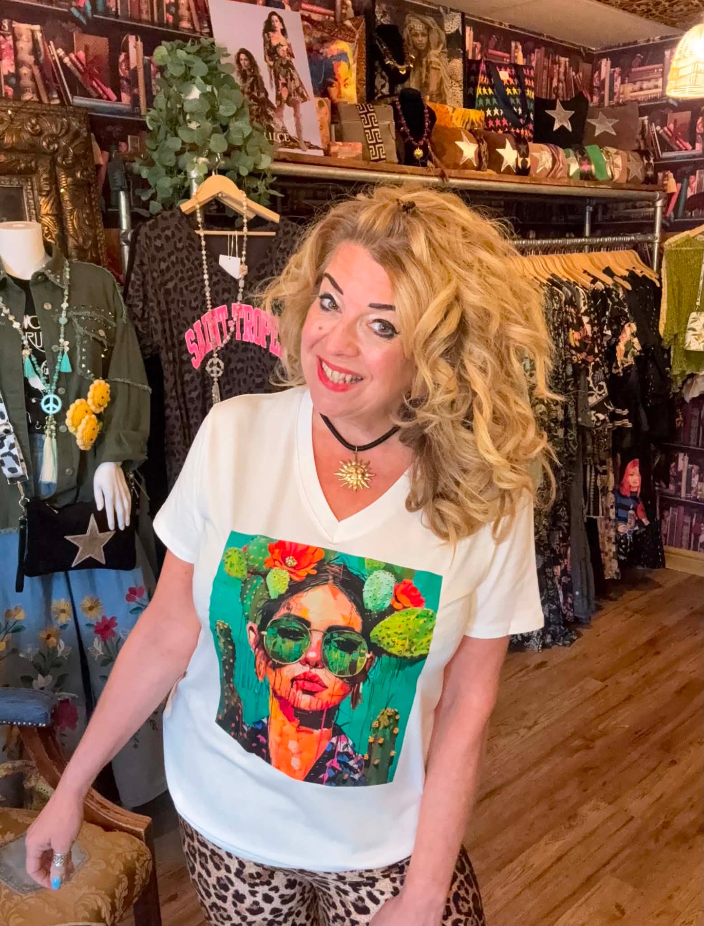 THE 'CACTUS FRIDA' STATEMENT T SHIRT WITH FRIDA KAHLO TO THE FRONT CLASSIC WHITE