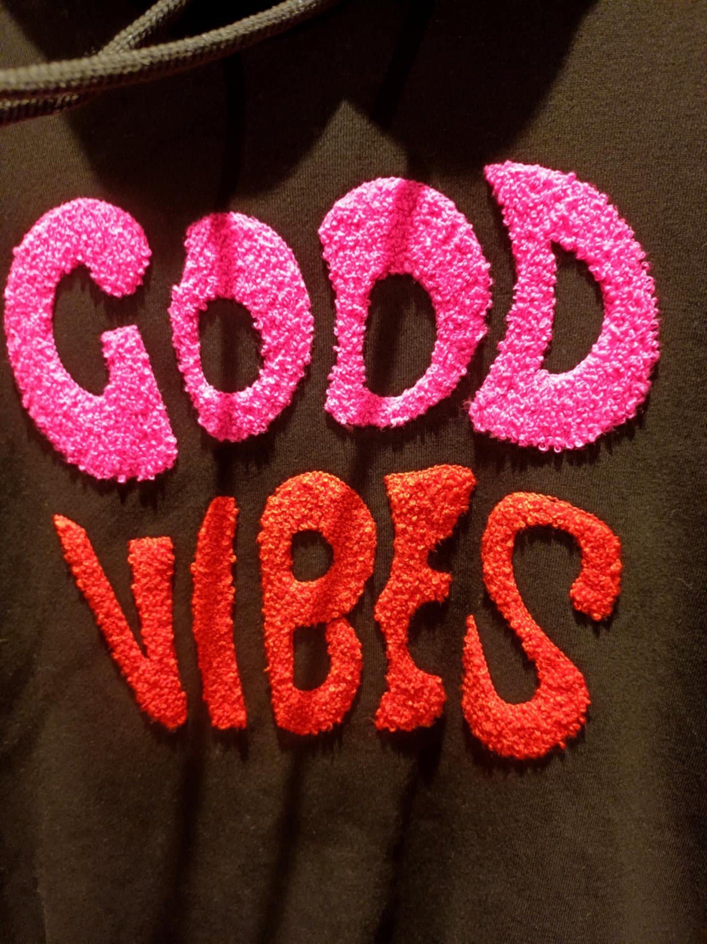 SUDADERA CON CAPUCHA ACOGEDORA 'GOOD VIBES' EN NEGRO CON DETALLES EN ROSA FUERTE Y ROJO