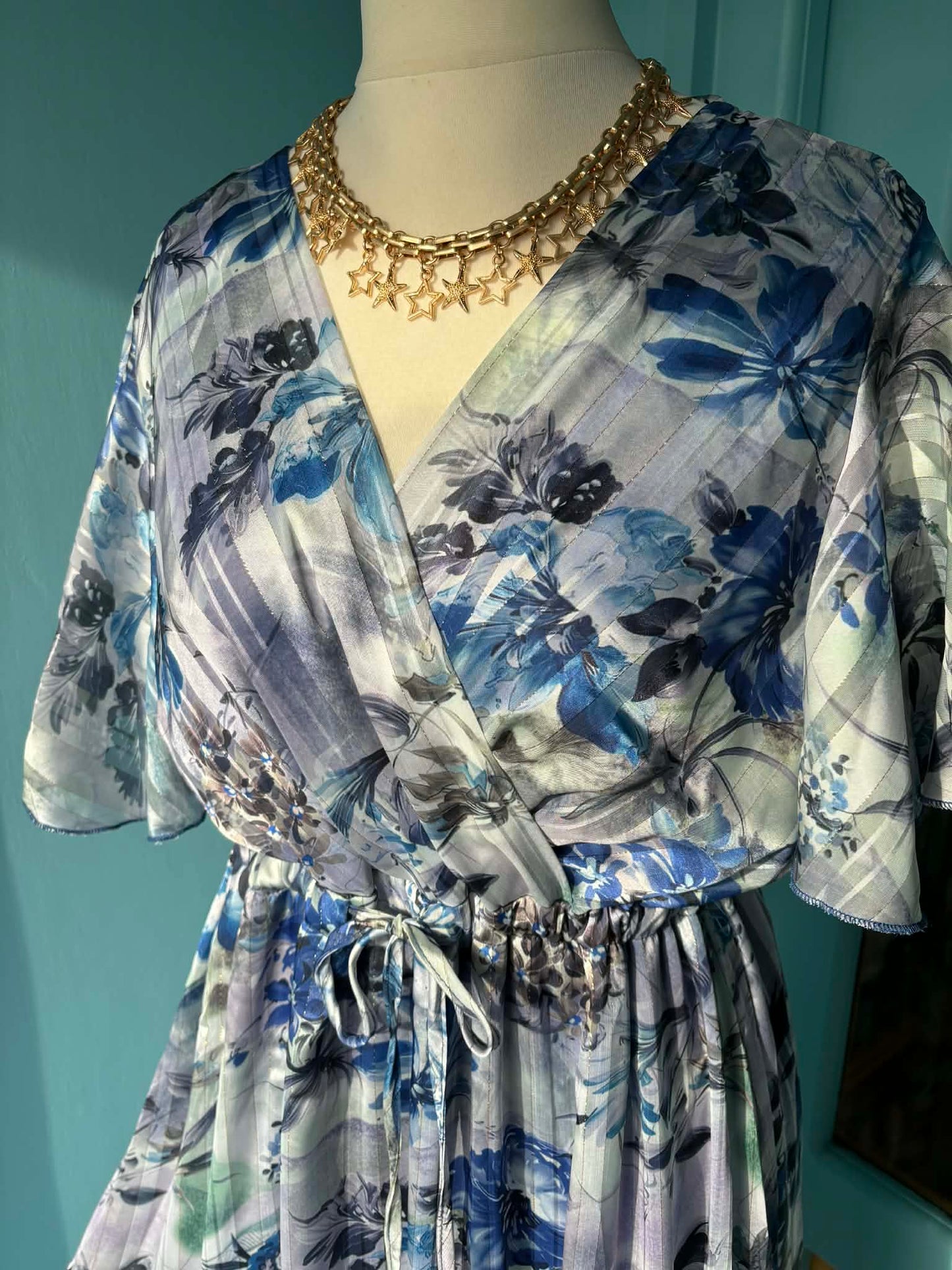 'ELEANOR' FABULOUSLY FLATTERING 'MAGIC DRESS' IN LAVENDER BLUE AND MULTI